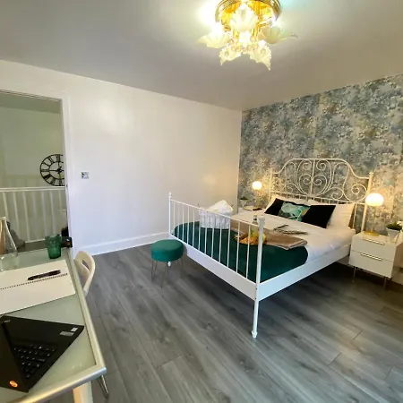 Ferienhaus Luxe Place - Netflix & Workspace For 6 Birmingham